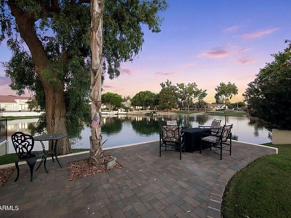 3rd image of 3821 S HAWTHORN Drive