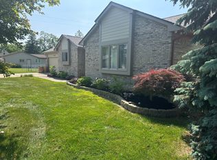 2082 Isabell Dr, Troy, MI 48083