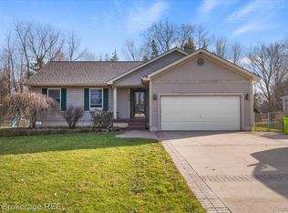 9283 Hill Rd, Swartz Creek, MI 48473