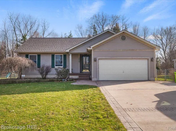 9283 Hill Rd, Swartz Creek, MI 48473