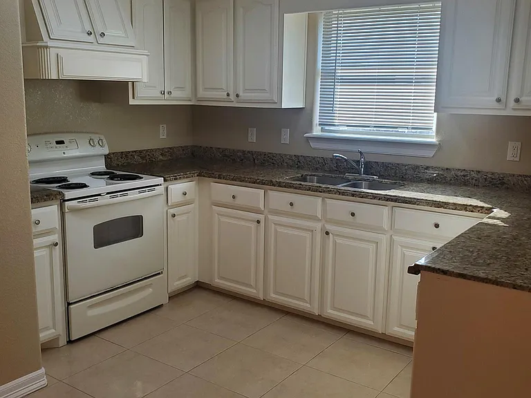 1924 Treasure Oaks Dr — Photo 10