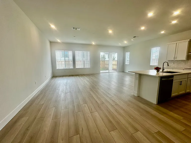 527 E Fiorino St — Photo 16