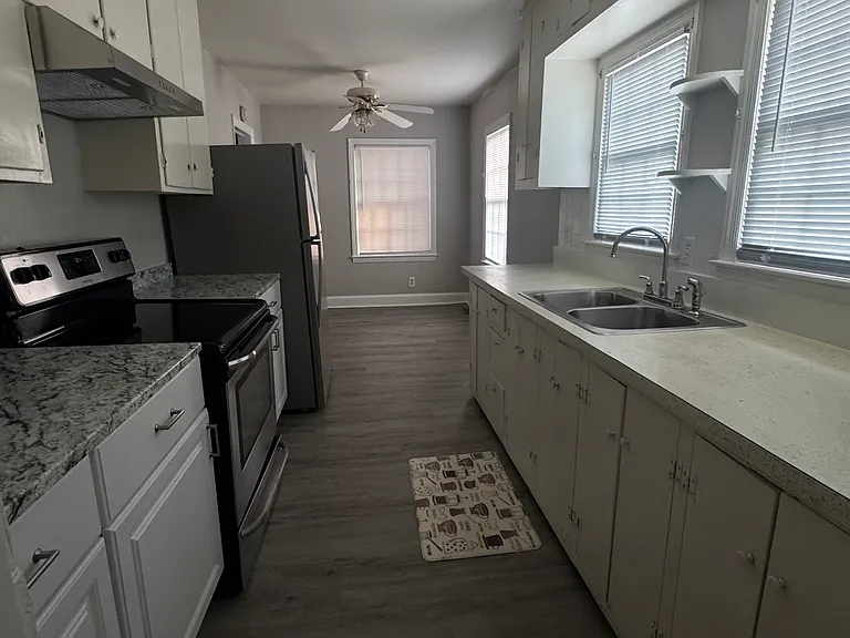 801 Crestmont Dr — Photo 2
