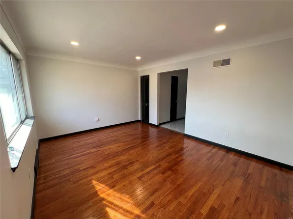 10230 Lynncrest Ct, Saint Louis, MO 63136