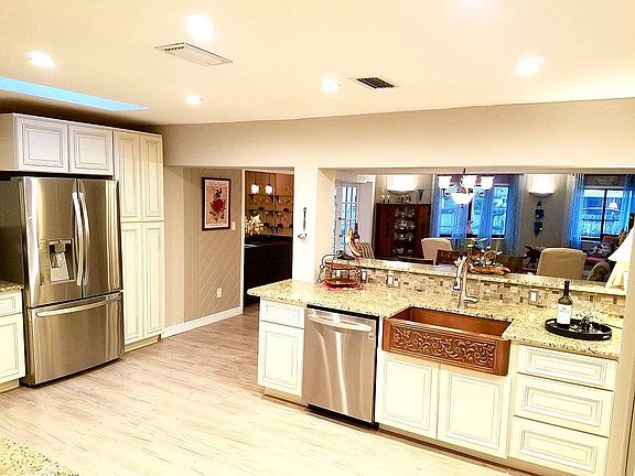 4th image of 5580 Venetian Blvd NE