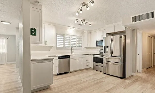 881 S 180 W — Photo 3