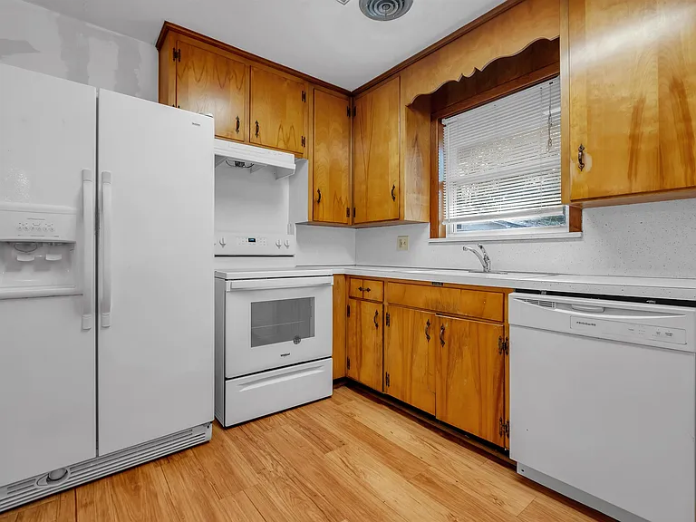 123 Columbia Dr — Photo 7