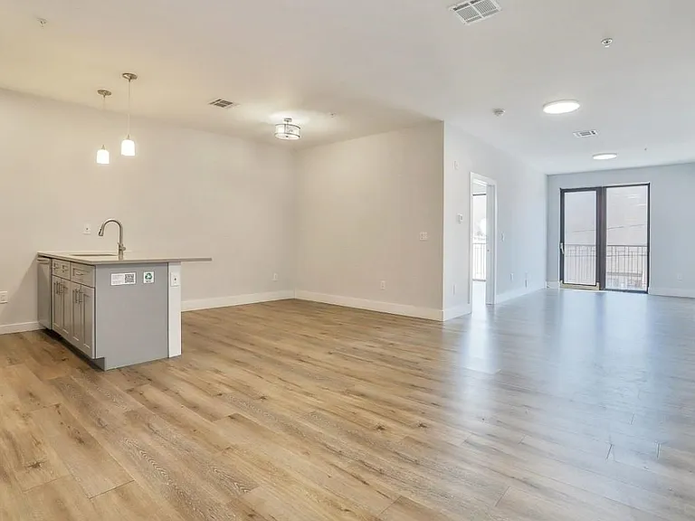 502 Broadway #301 — Photo 9