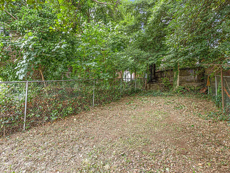 1519 W 6th St — Photo 14