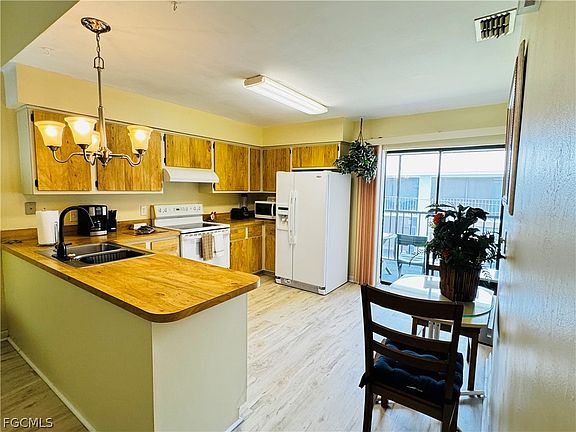 5th image of 4903 Vincennes St APT 212