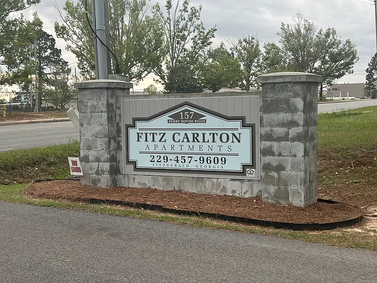 Fitz Carlton Apartments — Photo 12