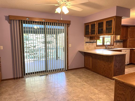 3rd image of 1570 Meadowlark Ln