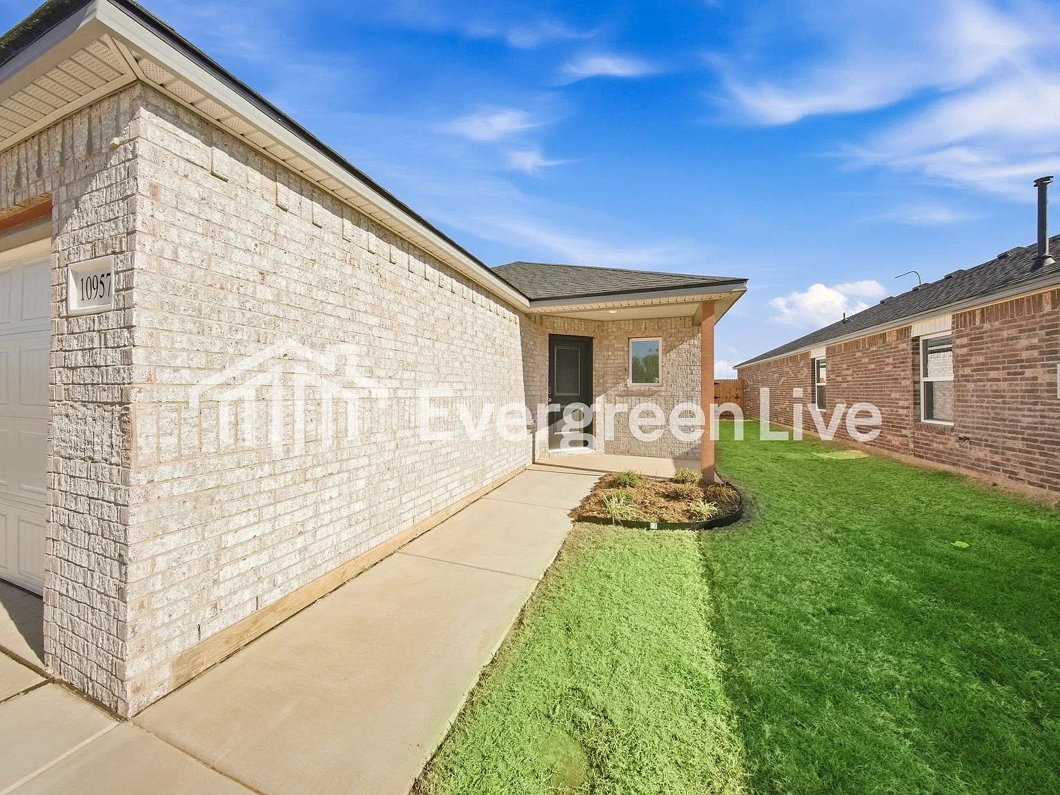 4 bed, 2.0 bath, 1459 sqft, $1,515 — Photo 2
