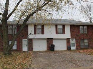 924 W Kings Cross Rd, Blue Springs, MO 64014