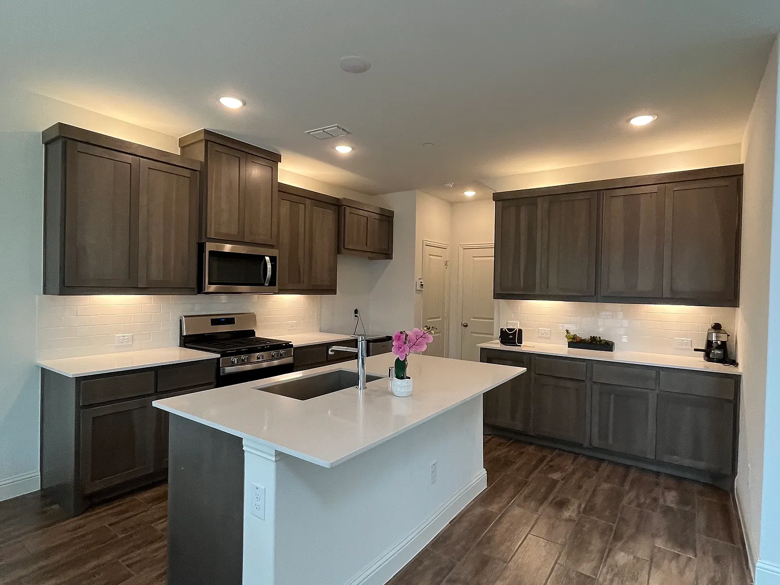 2 bed, 2.5 bath, 1466 sqft, $2,700 — Photo 2