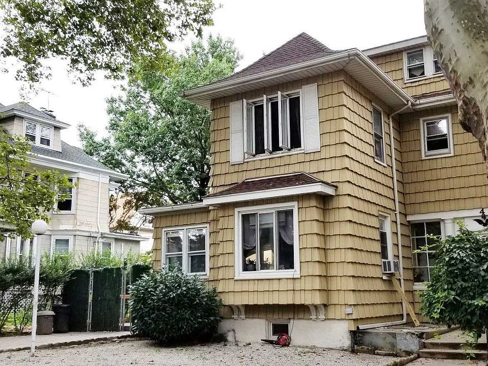 2nd image of 4 Beech Court Cir