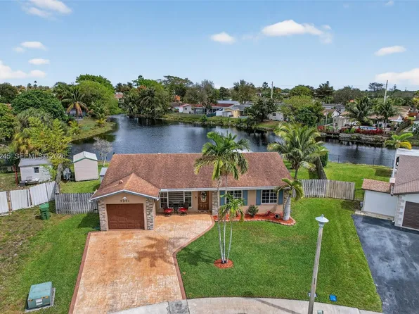9291 NW 11th Ct, Pembroke Pines, FL 33024
