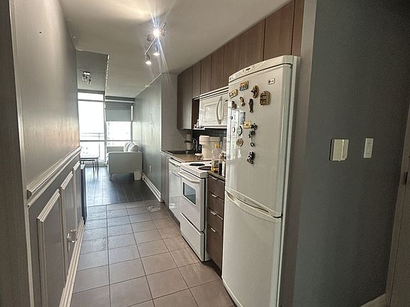 2nd image of 11 Brunel Ct #1905