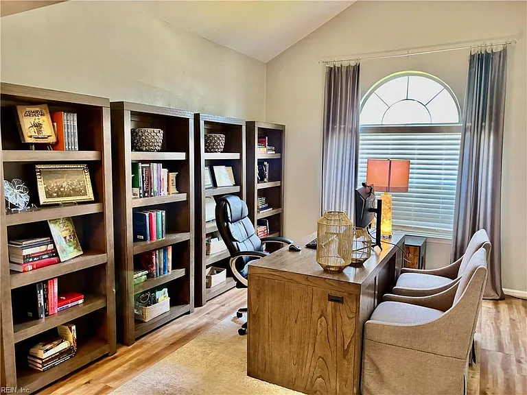 810 Holbrook Dr — Photo 3