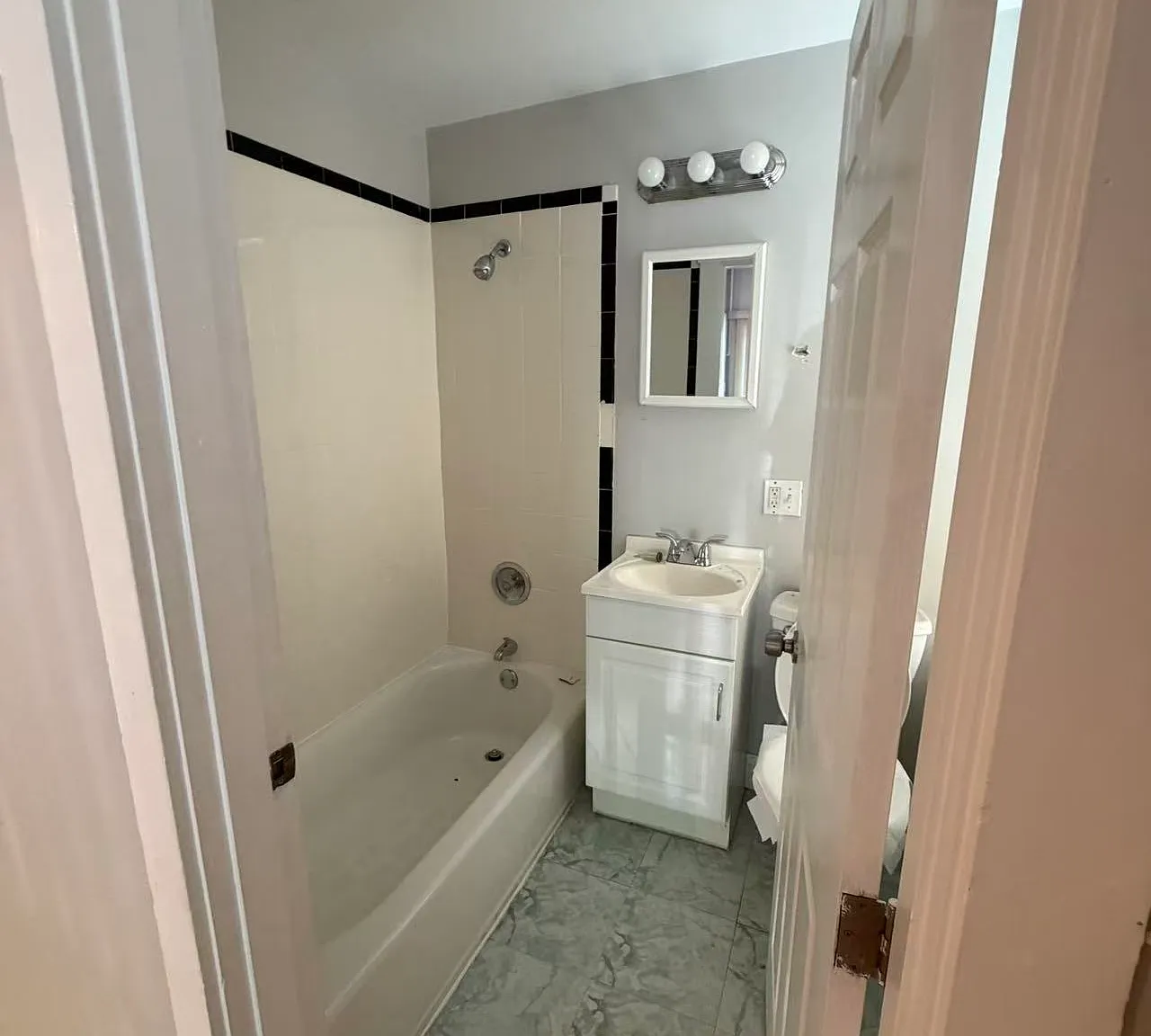 3 bed, 9999 sqft, $3,300 — Photo 2