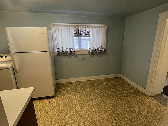 4th image of 325 1/2 S C St