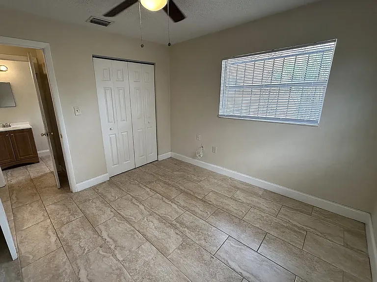 303 W Myrtle St — Photo 4
