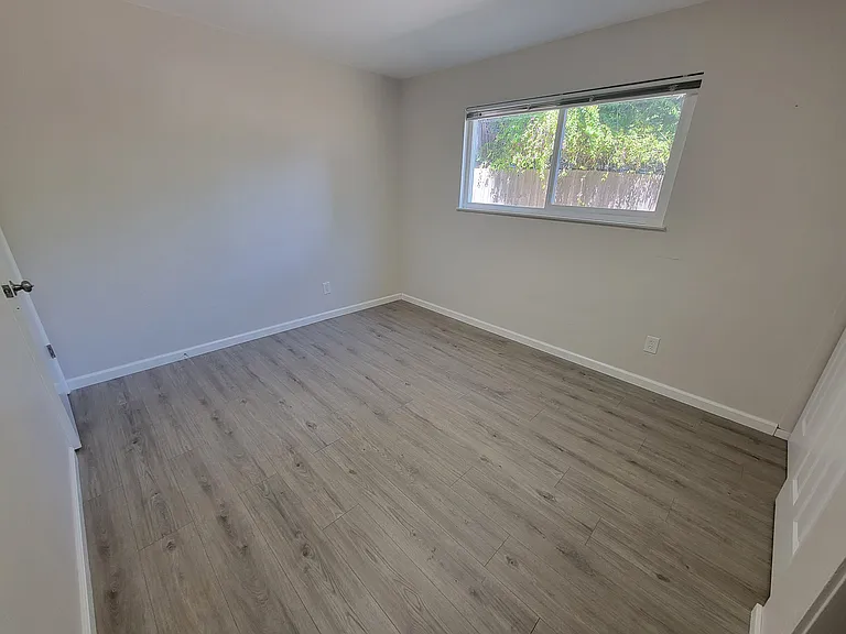 East Bedroom 121 Sq Ft
Closet 21 Sq Ft