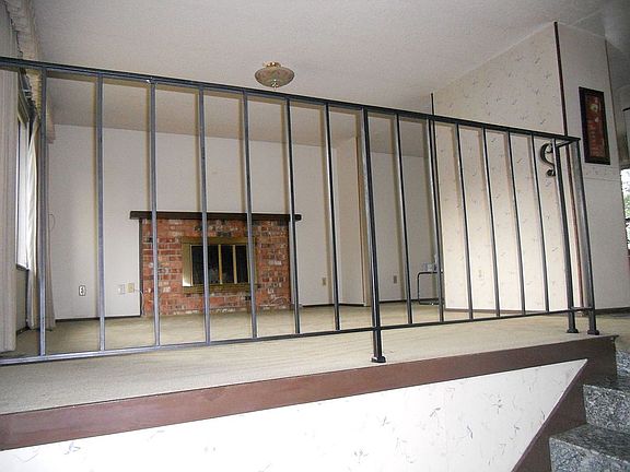 2nd image of 1031 Pike St NE