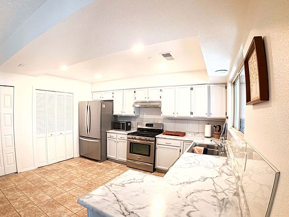 3rd image of 2550 Rosswood Dr SE