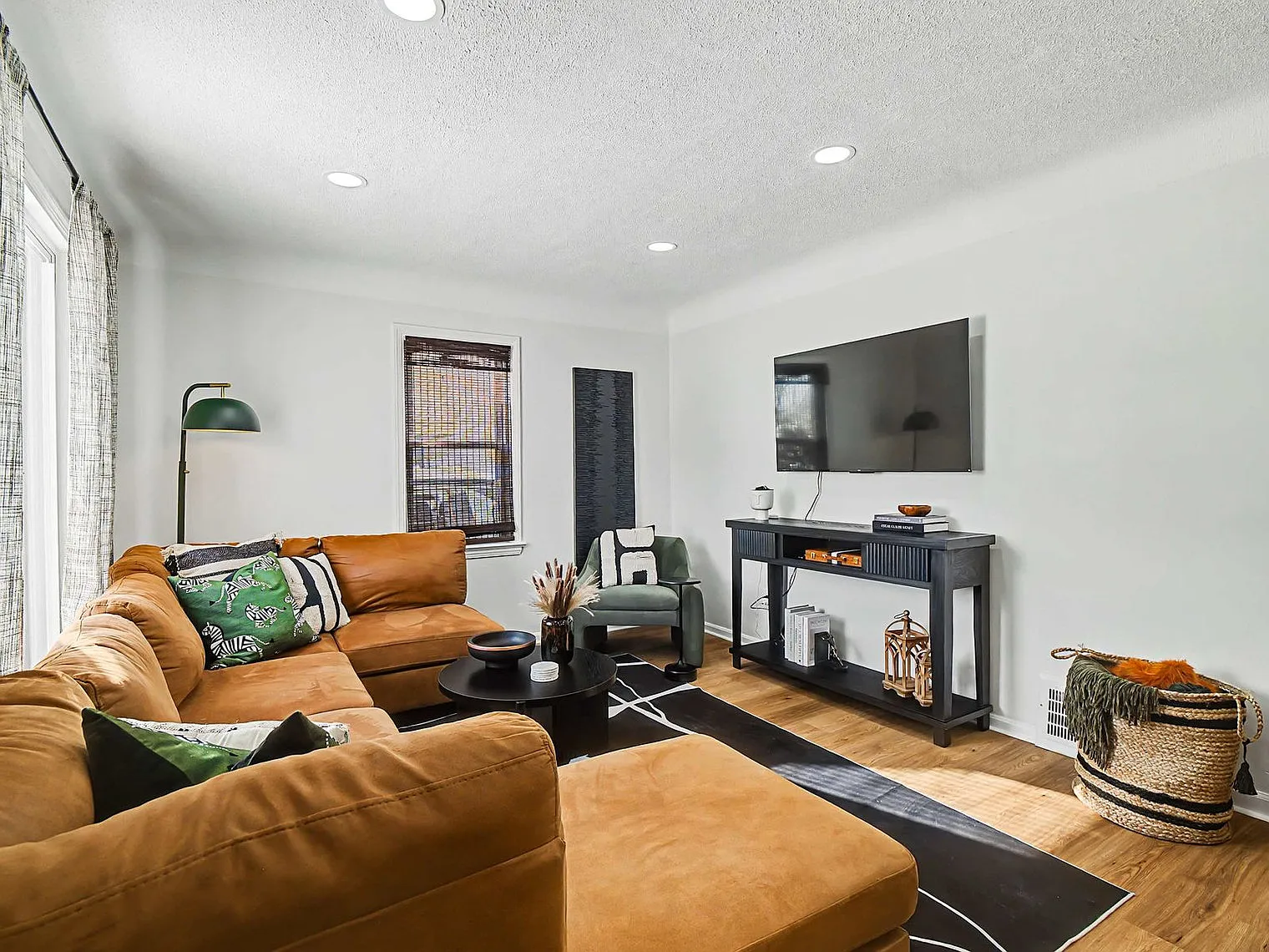 3 bed, 2.0 bath, 1076 sqft, $3,314 — Photo 3