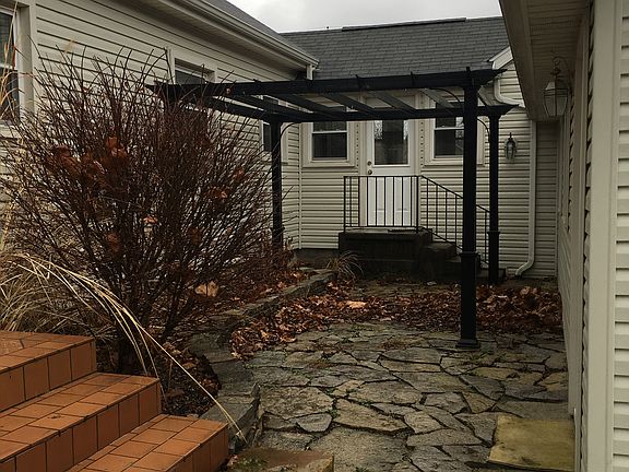Courtyard area with pergola