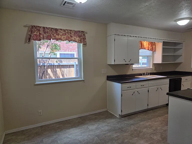 1242 SE Saddle Ln — Photo 6