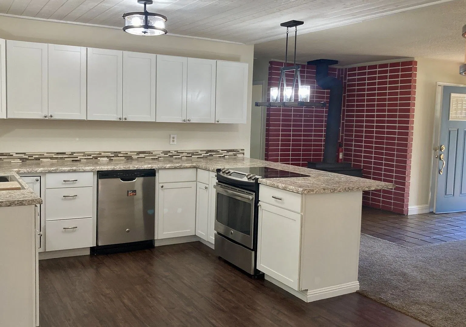 4 Bedroom Home with In-Law Suite! — Photo 4