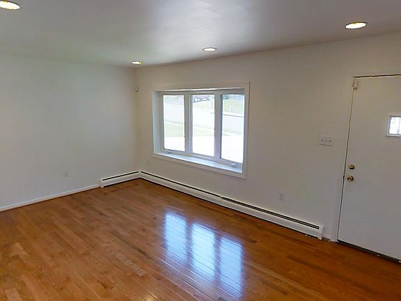 4th image of 13668 Greenwood Dr
