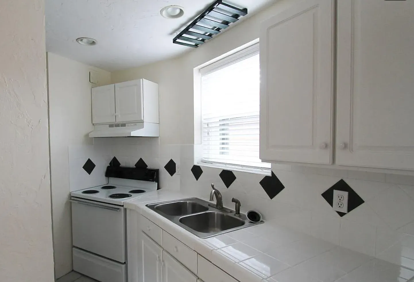 1 bed, 733 sqft, $1,200 — Photo 3