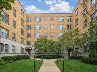 2600 W Balmoral Ave #402, Chicago, IL 60625