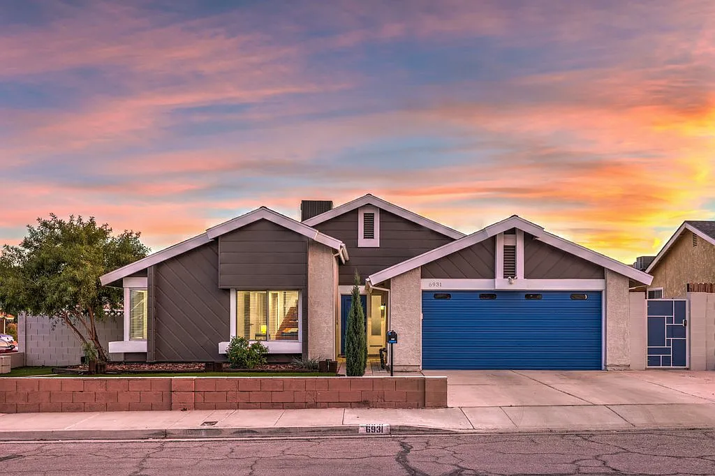Extended Stay Paradise: Spacious 4BR Home w/ Pool — Photo 2