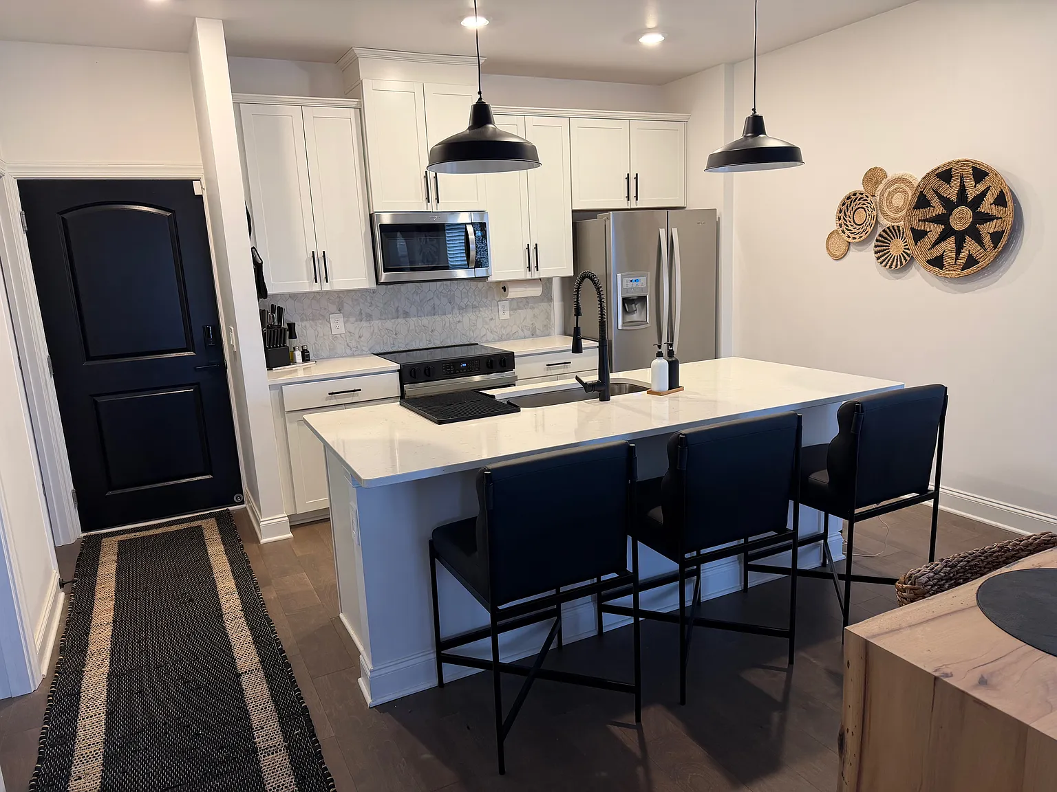 3 bed, 2.5 bath, 1800 sqft, $3,100 — Photo 3