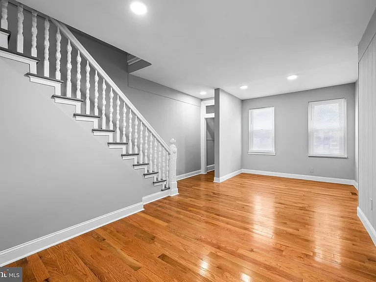 1011 W 5th St — Photo 6