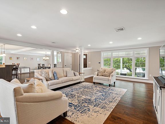 5th image of 1001 Woodcircle Dr
