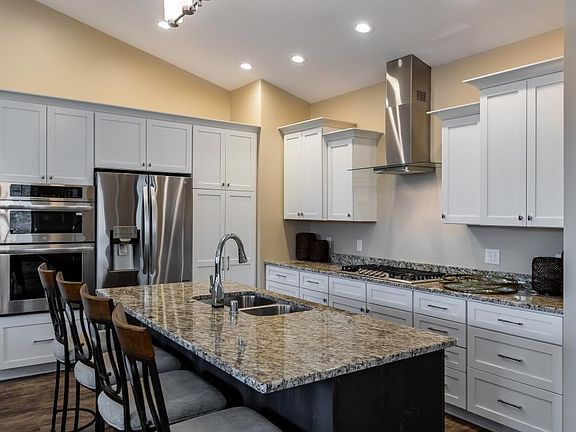 3rd image of 361 Valley Oaks Dr
