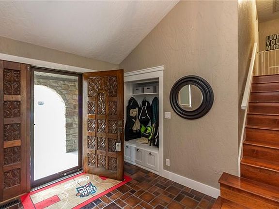 4th image of 875 W Oakwood Dr