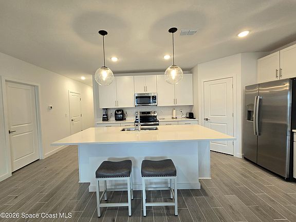 5th image of 2384 Queens St SE