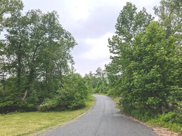 211 Ravens Nest Rd, Stroudsburg, PA 18360