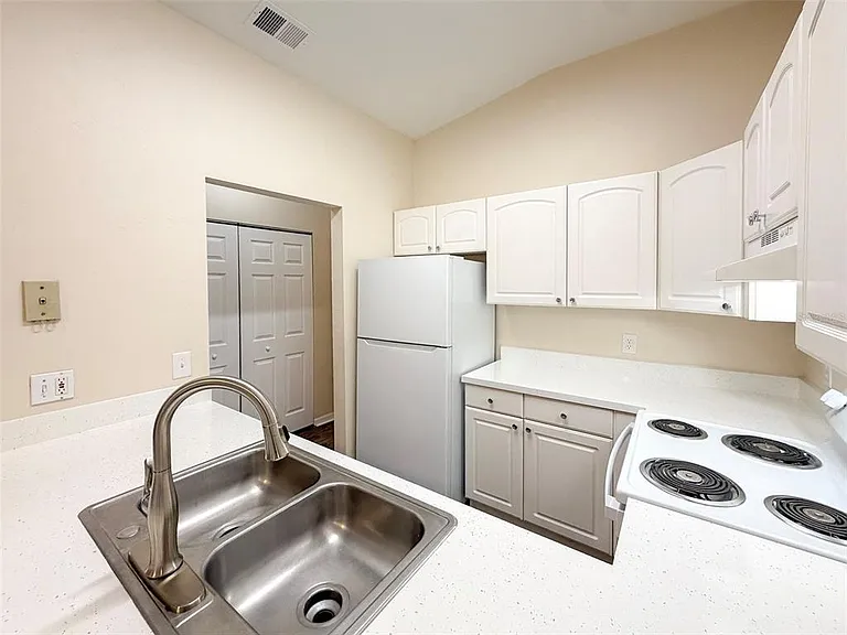 4003 SW 27th St #13 — Photo 9