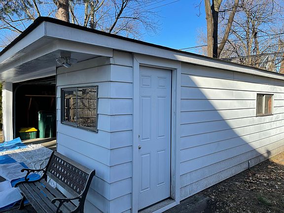 4th image of 705 Saint Charles Ct