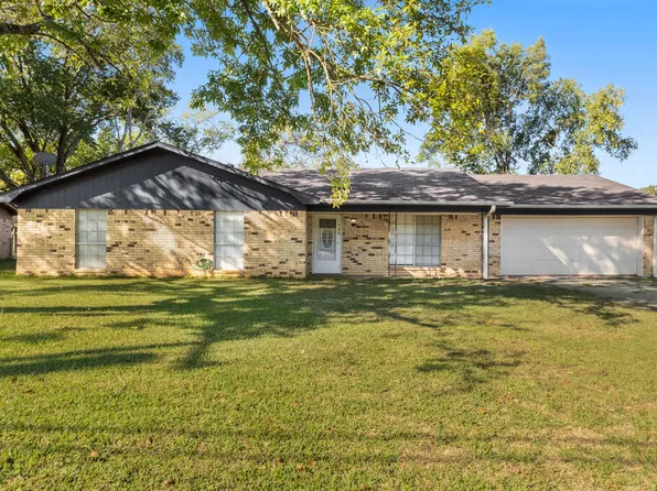 105 Brookview Ln, Palestine, TX 75803