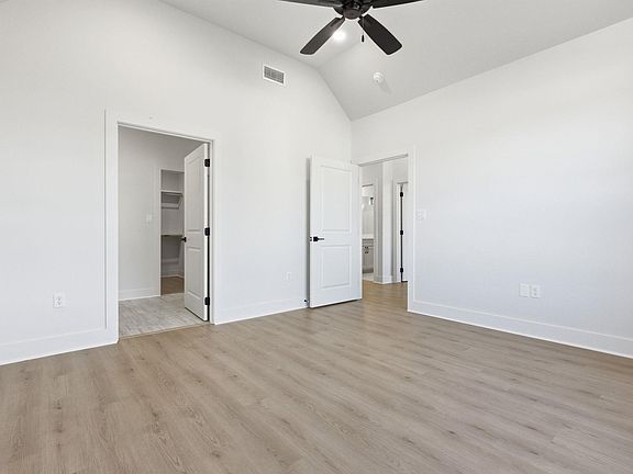3rd image of 215 Edgewood Cir