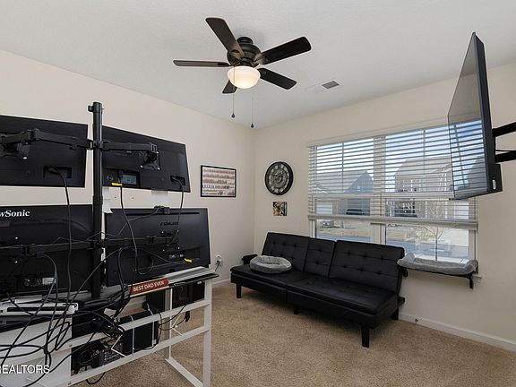 3rd image of 921 Erica Dr