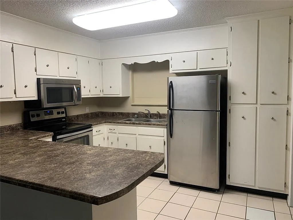 4 bed, 2.5 bath, 1980 sqft, $1,750 — Photo 3